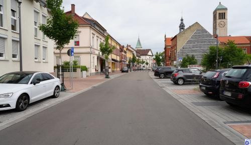 Die Obere Hauptstraße in Hockenheim mit katholische Kirche/Fortunakreuzung