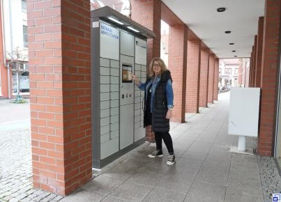 Eine blonde Frau Steht vor dem Abholterminal