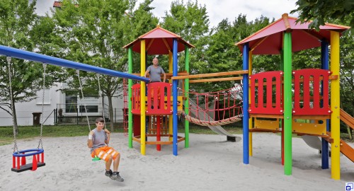 Bild aus einem Medienbericht: Mitarbeiter der Stadtverwaltung Hockenheim auf dem "neuen" Spielplatz in der Albert-Einstein-Straße.