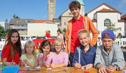 Jugendliche aus Commercy auf dem Zehntscheunenplatz Jugendliche aus Commercy auf dem Zehntscheunenplatz