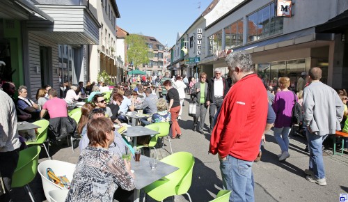 Die Karlsruher Straße an einem Verkaufsoffenen Sonntag