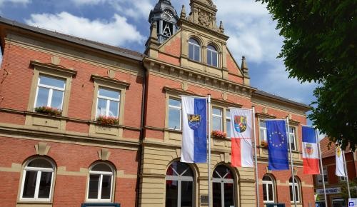 Der Neubau des Rathauses an der Oberen Hauptstraße mit Blick in die Rathausstraße