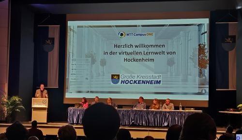 Drei Personen in Halloweenoutfits vor einer Halloweendekoration