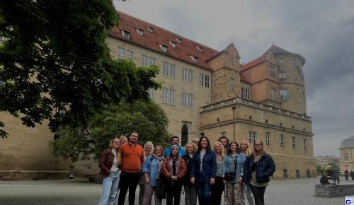 Drei Personen in Halloweenoutfits vor einer Halloweendekoration