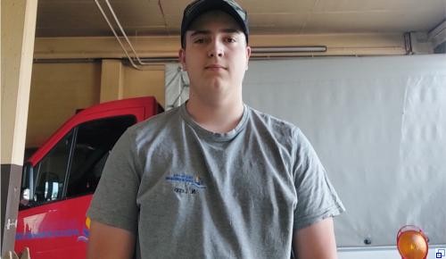 Drei Personen in Halloweenoutfits vor einer Halloweendekoration