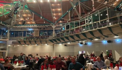 Drei Personen in Halloweenoutfits vor einer Halloweendekoration