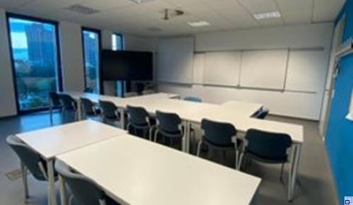 Drei Personen in Halloweenoutfits vor einer Halloweendekoration